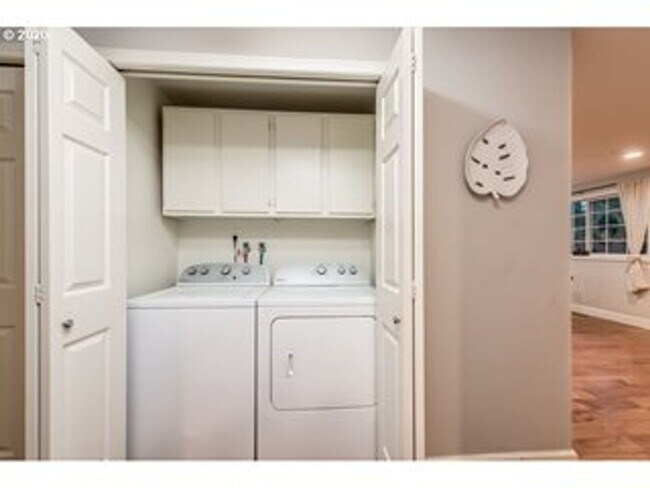 Building Photo - Stunning 5 bedroom home in desirable SW PDX now available for long term lease!