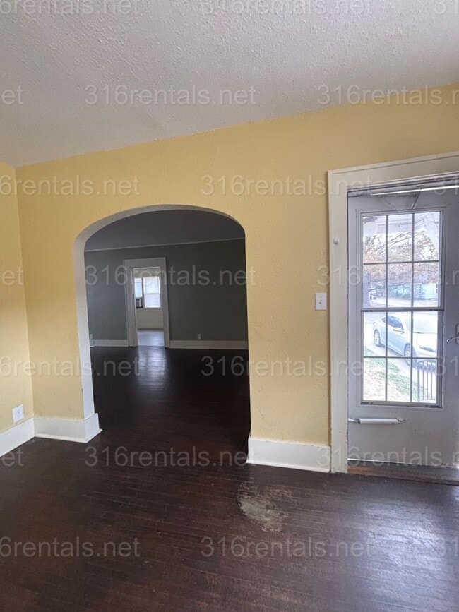 Building Photo - 3 bed 1 bath available NOW!