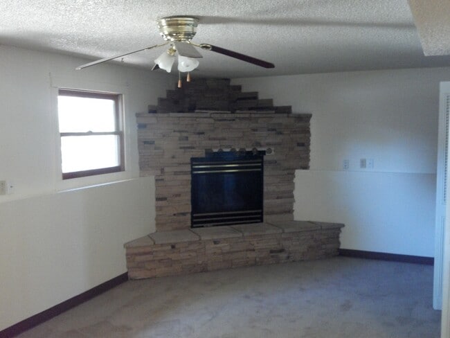 Building Photo - Widefield side entry bi-level home.