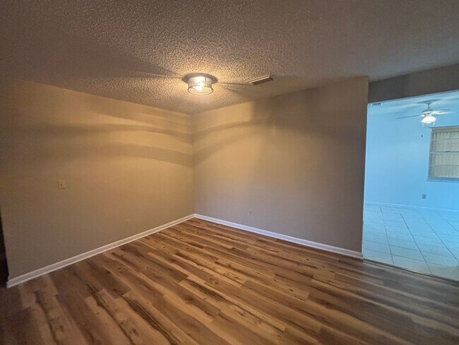 Building Photo - Newly updated 2/2 in 55+ community