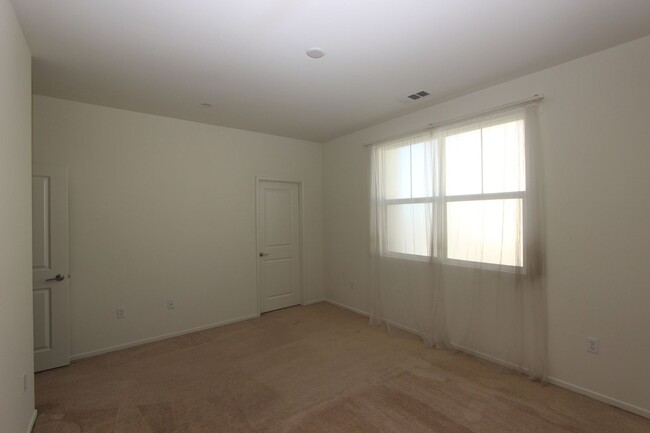 Building Photo - Large 3 bedroom 2.5 bathroom home availabl...