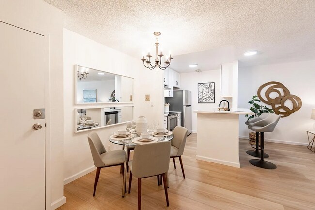Building Photo - Convenient location to I-280/101 for a qui...