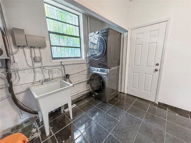 Building Photo - 3128 Coconut Grove Dr