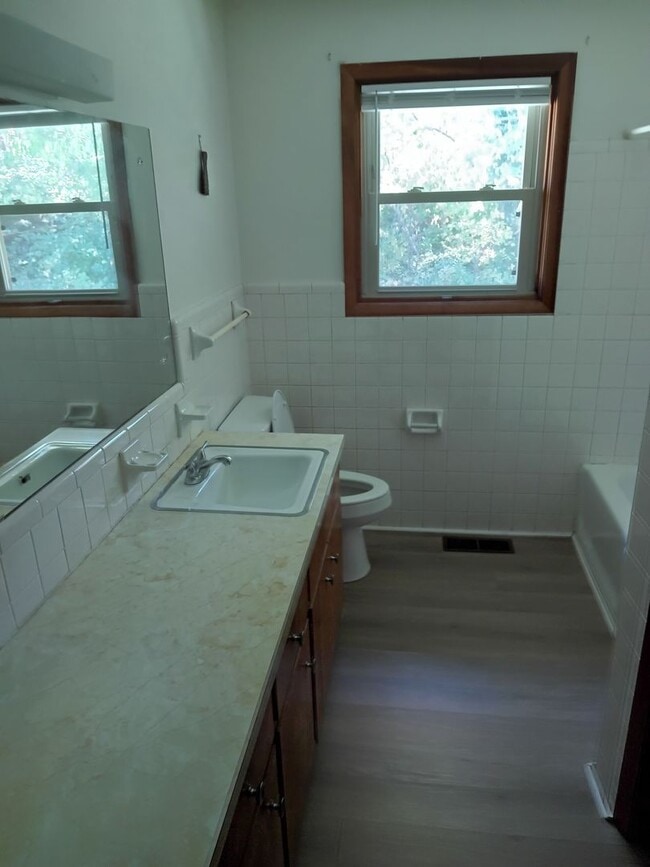 Building Photo - 3 Bedroom / 2 Bath Brick Ranch Home Kingsp...