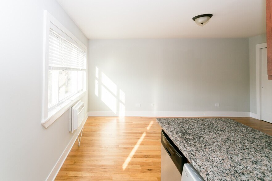 Building Photo - 696 Elm Pl