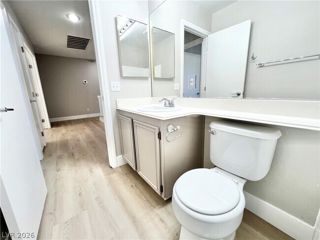 Building Photo - 1705 Encarta St