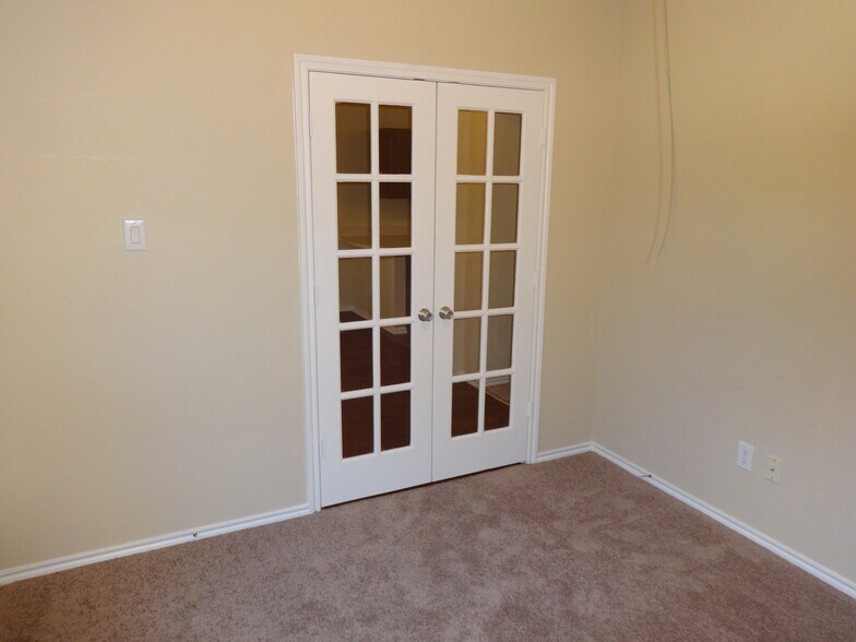 Building Photo - 313 Woodridge Dr