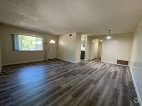 Building Photo - 2 bedroom 1 bath upstairs 4-Plex unit