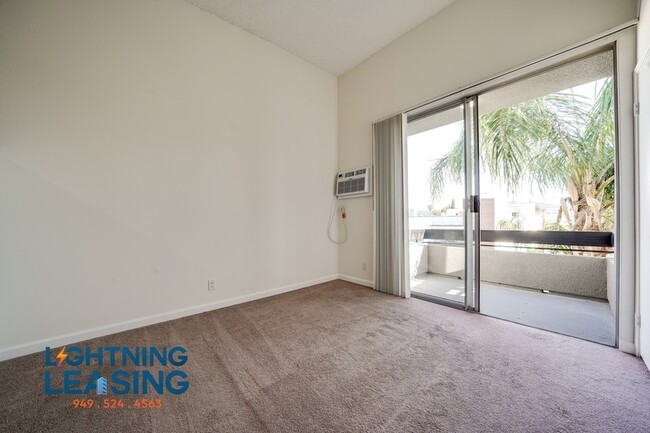 Building Photo - Freshly Updated Jr. 1-Bedroom with Balcony...