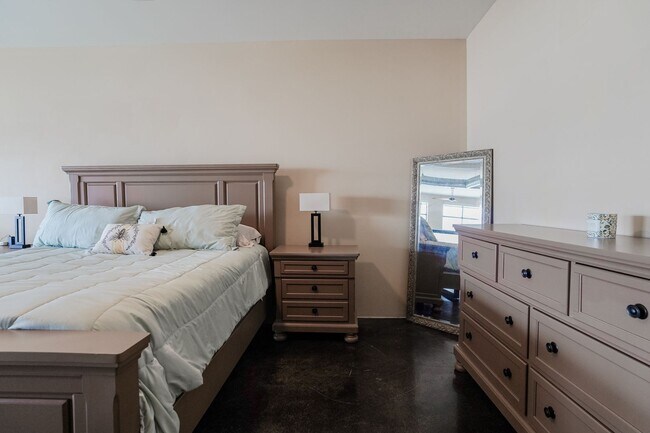 Building Photo - Fully Furnished Mid-Term 2-Level Condo | 1,549 Sq Ft | Private Parking | Shared Living