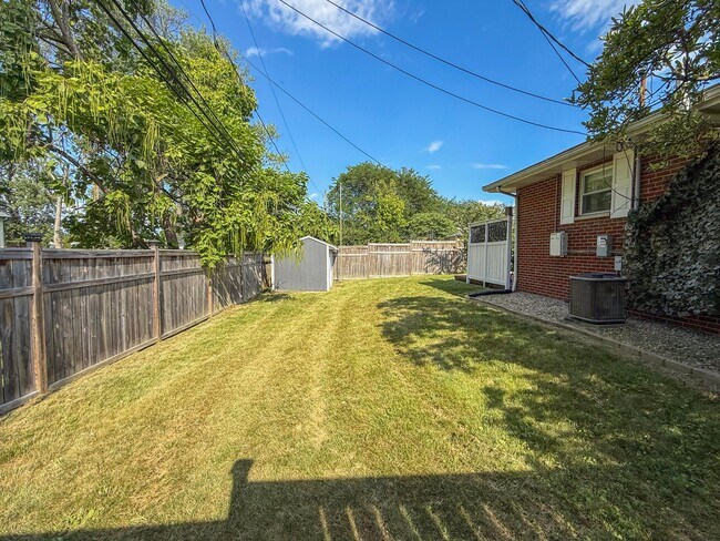 Building Photo - 3084 Sawyer Dr