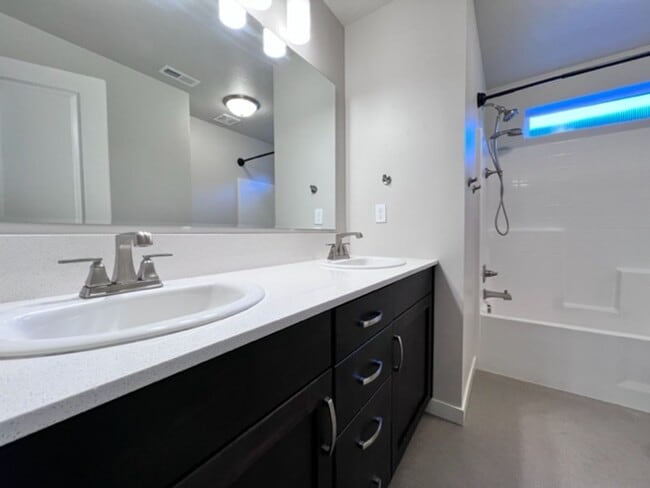 Building Photo - Beautiful Home in Meridian! Solar Power and Landscaping included.