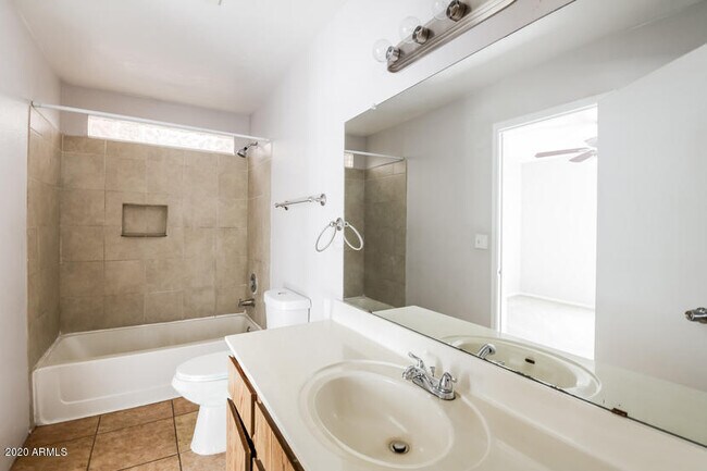 Building Photo - 10915 W Glenrosa Ave