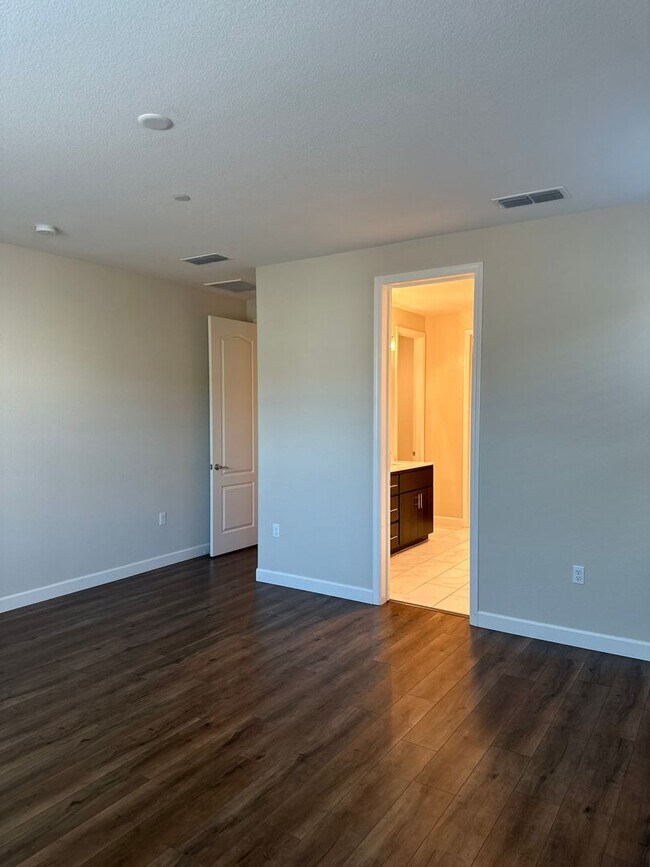 Building Photo - $500.00 off first full months if possessio...