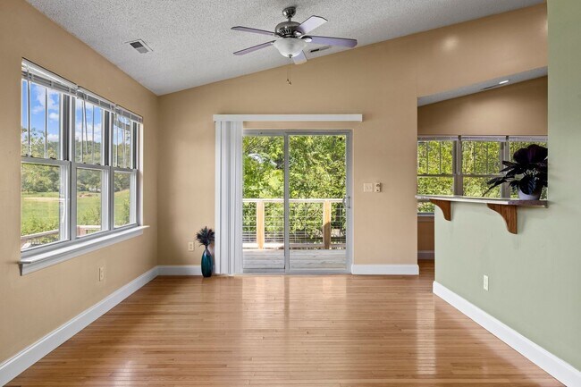 Building Photo - Delightful 3-Bedroom, 2-Bathroom with Fenc...