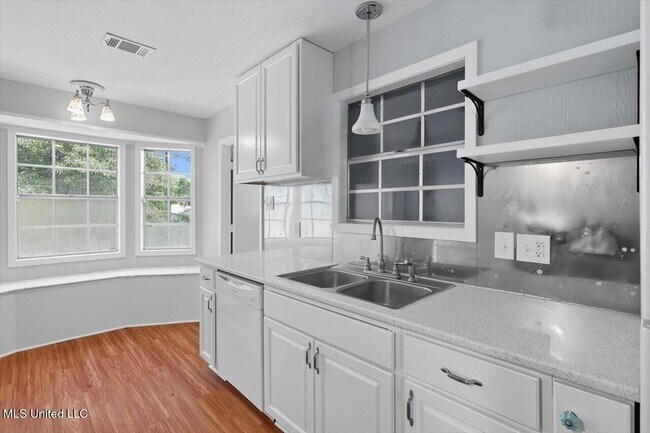 Building Photo - 23 Fox Glen Cir