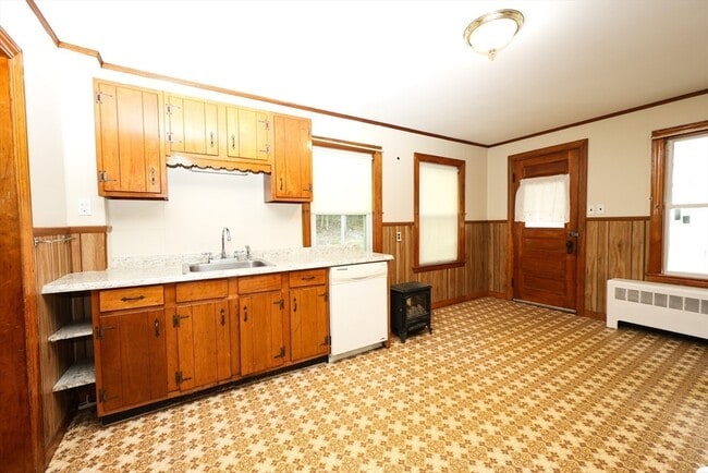 Building Photo - 354 Pond St