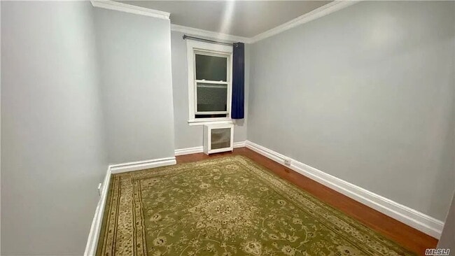 Building Photo - "Charming 3-Bedroom Unit in Queens – Spacious 900 Sq Ft Living!"