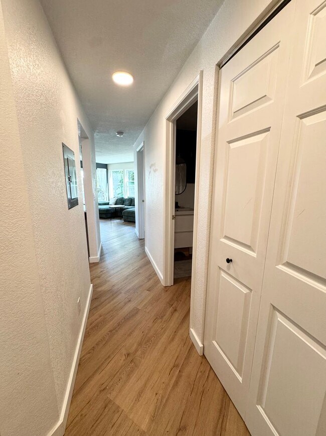 Building Photo - Updated, light flooded corner 1 bedroom 1 bath condo in Madison Valley