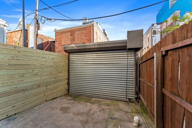 Building Photo - 2 Bedroom 1 Bathroom Rowhouse // H-Street Corridor // Private Parking Included!