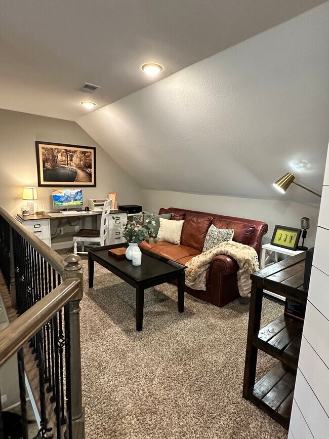 Building Photo - Pet Friendly Three Bedroom with Bonus!