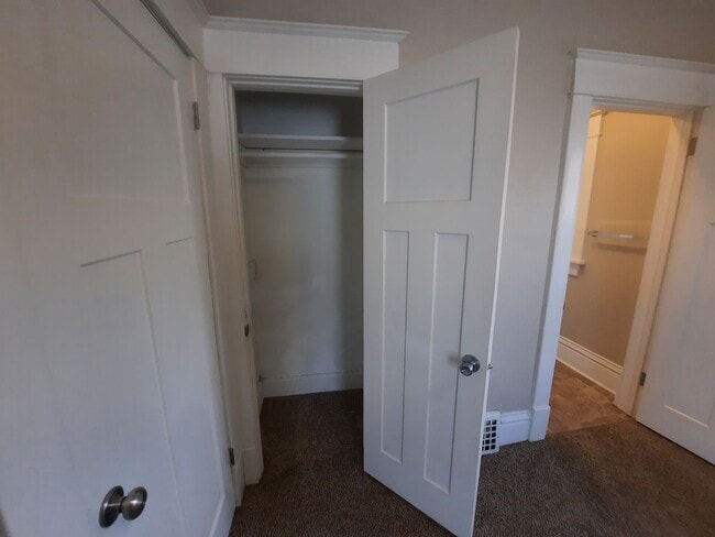 Building Photo - 2 Bedroom, 1 Bathroom home near Drake Univ...