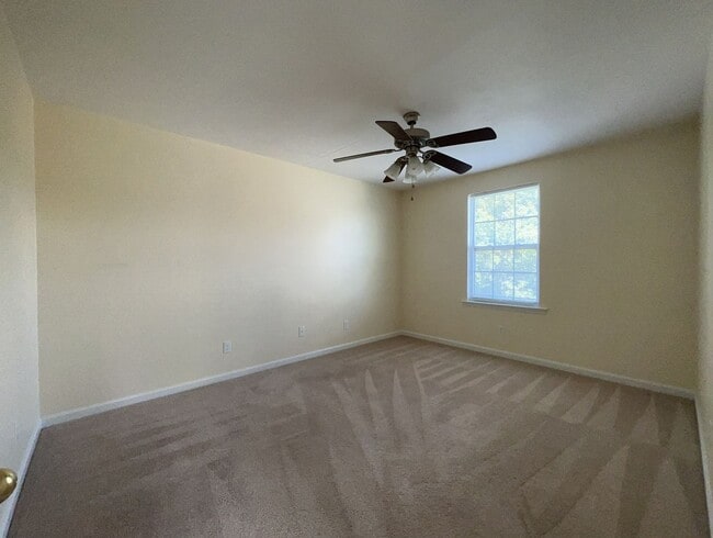 Building Photo - Charming Townhome