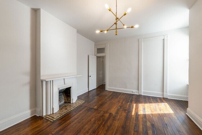 Building Photo - Large One Bedroom