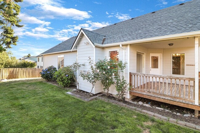 Building Photo - 3 Bed 2 Bath - Bonus Room - Groups - Pet F...