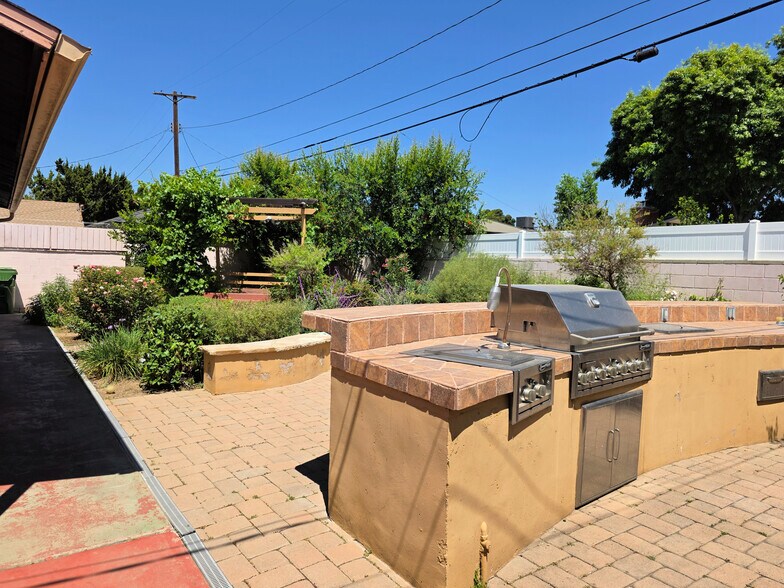 Built-in BBQ, outdoor kitchenn - 17961 Lull St