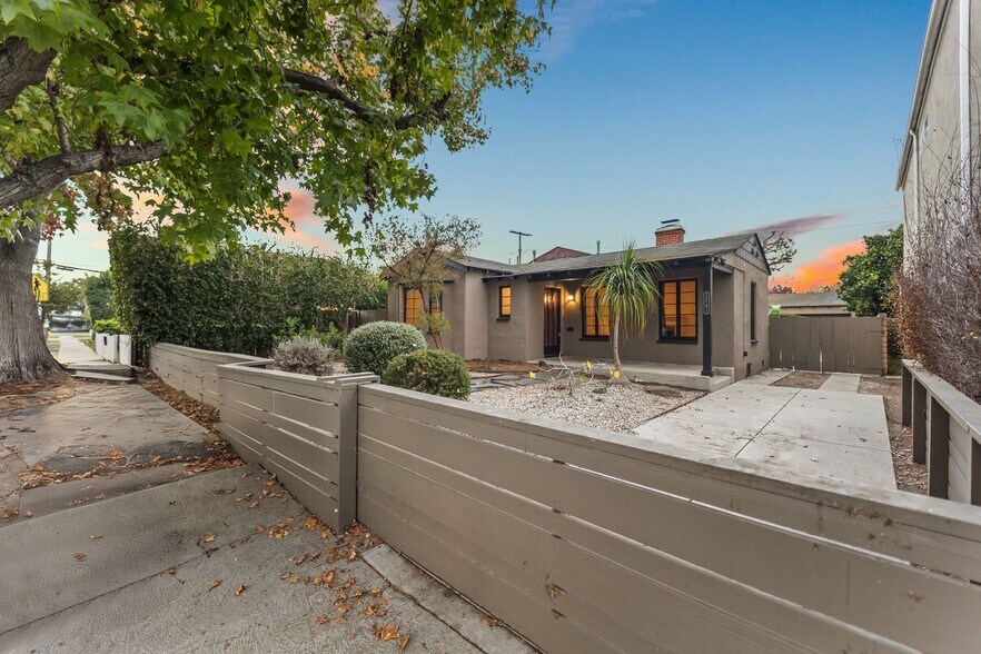 Building Photo - 3781 Greenwood Ave