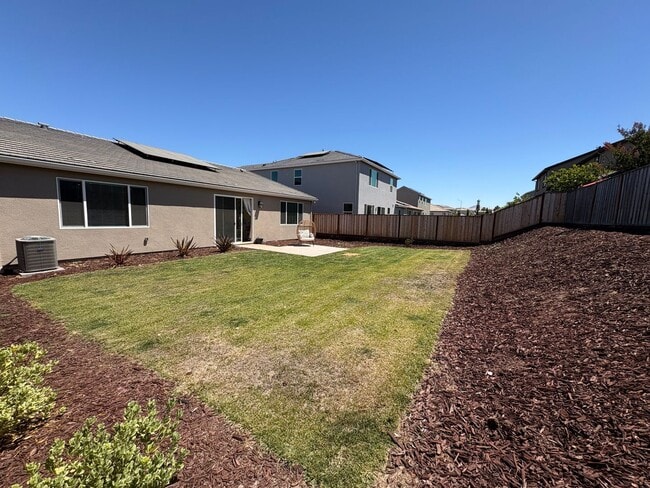 Building Photo - Gorgeous 4 Bedroom Home in Quiet Hollister...