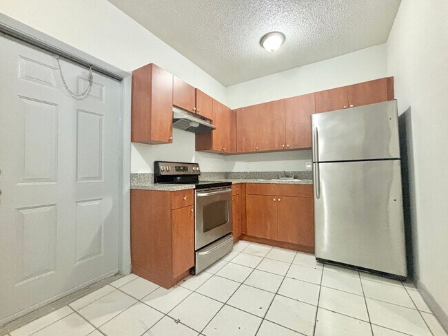 Building Photo - Three Bedroom Single Family Home with Private Fenced Yard and Driveway