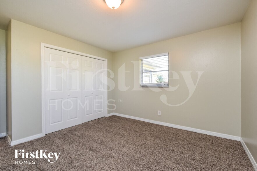 Building Photo - 1431 SE 35th St