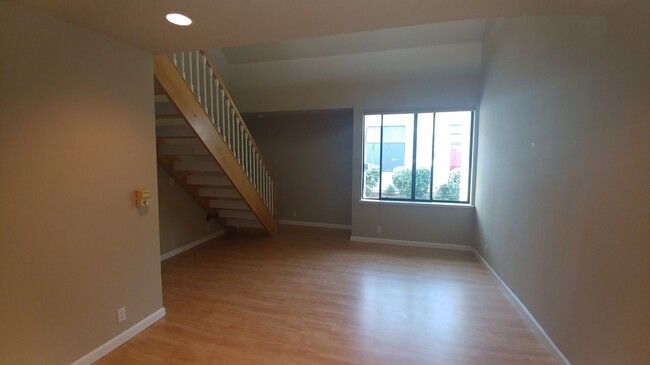 Building Photo - 1 bedroom condo with loft in North Davis