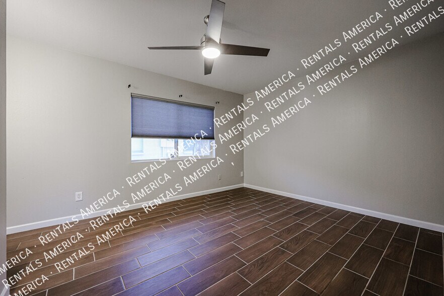 Building Photo - 3333 S Parkside Dr