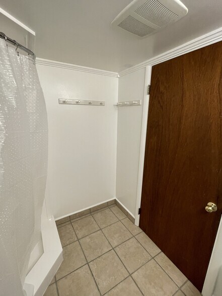 Downstairs bathroom (45 sf) - 206 N 200 E