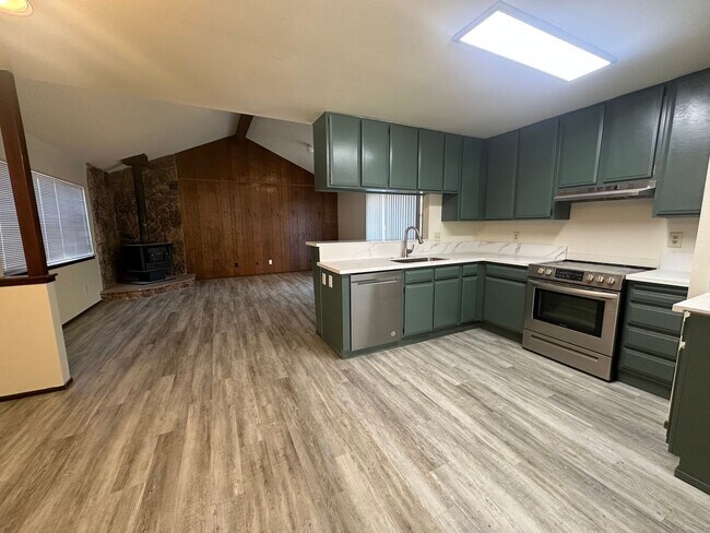 Building Photo - 3 Bedroom 2 Bathroom Home with Yard