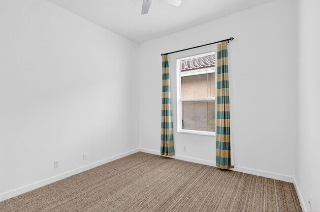 Building Photo - 6532 SE Broadmoor Ln