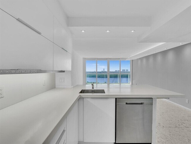 Building Photo - 100 Bayview Dr