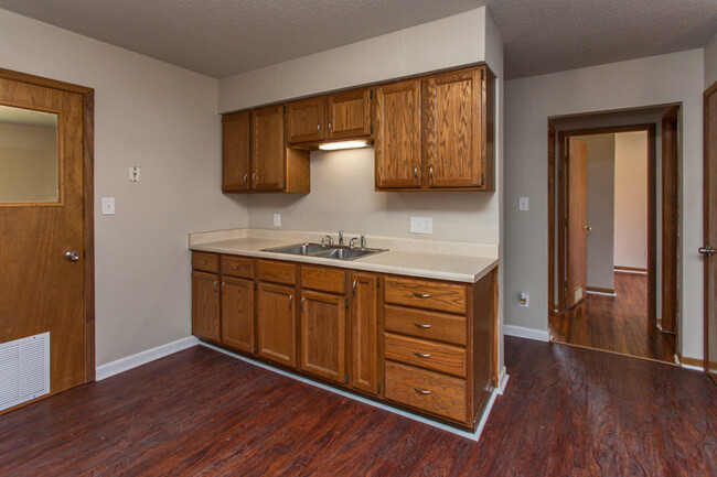 Building Photo - 4 Bedroom home fully fenced in back yard!