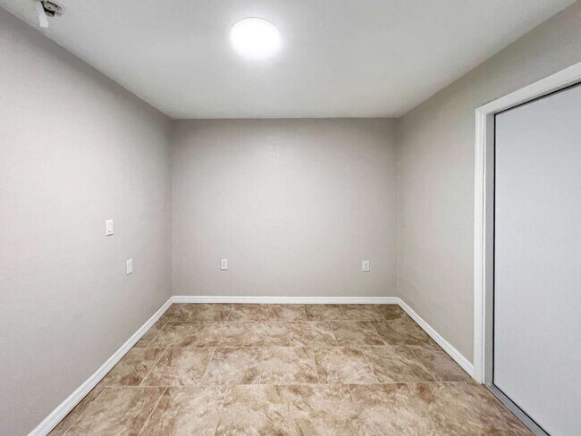 Building Photo - Coastal Comfort Meets Everyday Living – 1B...