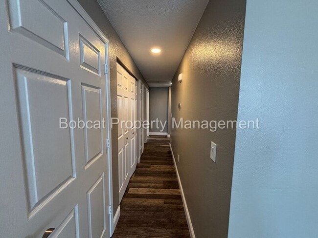 Building Photo - 2066 Southridge Ct