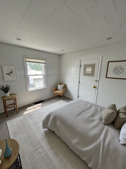 Building Photo - 927 W Bethel Ave