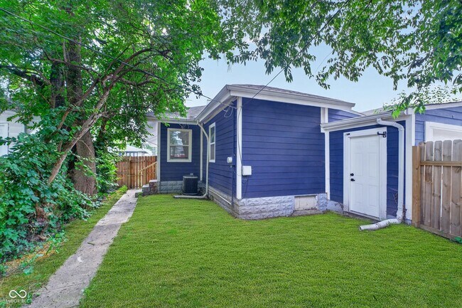 Building Photo - 320 W 39th St