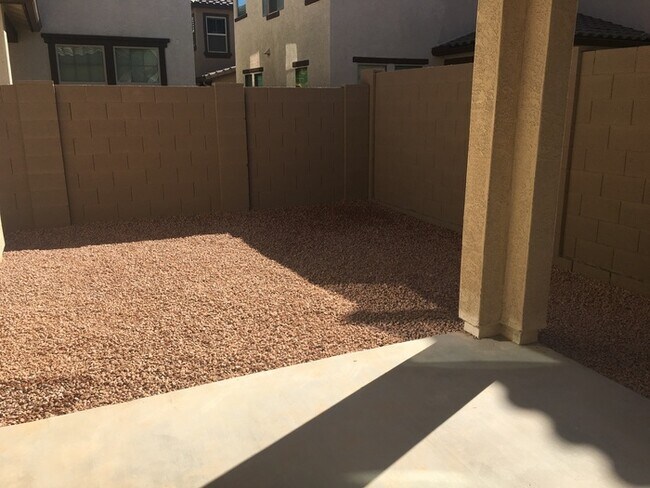 Building Photo - Naturally Well-Lit 4 bed/3 bath Single-Fam...