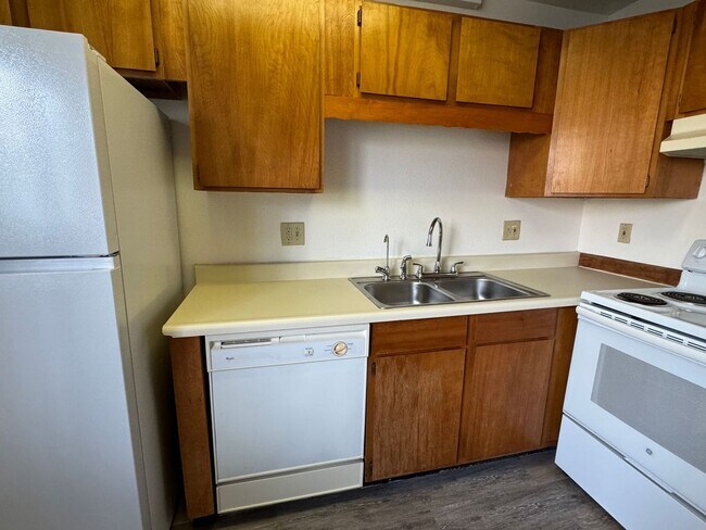 Building Photo - 1 BD, 1 BA Apartment Nestled Back on a Cul-de-Sac