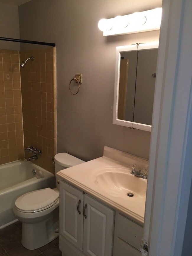 Building Photo - 2 Bedroom/1.5 Bath Condo for Rent! $1,300....