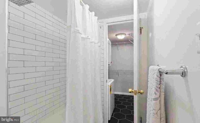 Building Photo - 122 N Bedford St