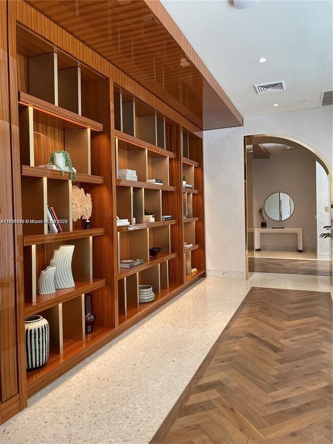 Building Photo - 2655 S Bayshore Dr
